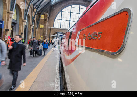 Kings Cross, Großbritannien. 27 Mär, 2018. "Die Füsiliere" trainieren. Royal Regiment von Füsilieren ist mit der Benennung eines Virgin Trains Class 91 Lokomotive seines 50-jährigen Jubiläums geehrt. Vertreter aus der ersten und der fünften Füsiliere einer Ehrenwache mit Oberst des Regiments, Major General Paul Nanson CBE, die offiziell den Zug zusammen mit David Horne, Geschäftsführer Virgin Trains' für die East Coast Route genannt. Credit: Guy Bell/Alamy leben Nachrichten Stockfoto