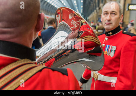 Kings Cross, Großbritannien. 27 Mär, 2018. Ein kgv Teil der regimental Band unterhält, bevor die Benennung - "Die Füsiliere" trainieren. Royal Regiment von Füsilieren ist mit der Benennung eines Virgin Trains Class 91 Lokomotive seines 50-jährigen Jubiläums geehrt. Vertreter aus der ersten und der fünften Füsiliere einer Ehrenwache mit Oberst des Regiments, Major General Paul Nanson CBE, die offiziell den Zug zusammen mit David Horne, Geschäftsführer Virgin Trains' für die East Coast Route genannt. Credit: Guy Bell/Alamy leben Nachrichten Stockfoto