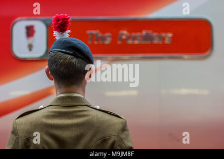 Kings Cross, Großbritannien. 27 Mär, 2018. "Die Füsiliere" trainieren. Royal Regiment von Füsilieren ist mit der Benennung eines Virgin Trains Class 91 Lokomotive seines 50-jährigen Jubiläums geehrt. Vertreter aus der ersten und der fünften Füsiliere einer Ehrenwache mit Oberst des Regiments, Major General Paul Nanson CBE, die offiziell den Zug zusammen mit David Horne, Geschäftsführer Virgin Trains' für die East Coast Route genannt. Credit: Guy Bell/Alamy leben Nachrichten Stockfoto