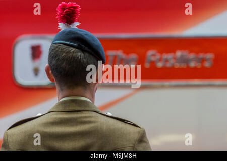 Kings Cross, Großbritannien. 27 Mär, 2018. "Die Füsiliere" trainieren. Royal Regiment von Füsilieren ist mit der Benennung eines Virgin Trains Class 91 Lokomotive seines 50-jährigen Jubiläums geehrt. Vertreter aus der ersten und der fünften Füsiliere einer Ehrenwache mit Oberst des Regiments, Major General Paul Nanson CBE, die offiziell den Zug zusammen mit David Horne, Geschäftsführer Virgin Trains' für die East Coast Route genannt. Credit: Guy Bell/Alamy leben Nachrichten Stockfoto