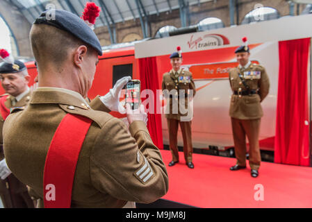 Kings Cross, Großbritannien. 27 Mär, 2018. "Die Füsiliere" trainieren. Royal Regiment von Füsilieren ist mit der Benennung eines Virgin Trains Class 91 Lokomotive seines 50-jährigen Jubiläums geehrt. Vertreter aus der ersten und der fünften Füsiliere einer Ehrenwache mit Oberst des Regiments, Major General Paul Nanson CBE, die offiziell den Zug zusammen mit David Horne, Geschäftsführer Virgin Trains' für die East Coast Route genannt. Credit: Guy Bell/Alamy leben Nachrichten Stockfoto