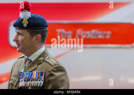 Kings Cross, Großbritannien. 27 Mär, 2018. Colonel des Regiments, Major General Paul Nanson CBE (dargestellt), die offiziell den Zug zusammen mit David Horne benannt. - "Die Füsiliere" trainieren. Royal Regiment von Füsilieren ist mit der Benennung eines Virgin Trains Class 91 Lokomotive seines 50-jährigen Jubiläums geehrt. Vertreter aus der ersten und der fünften Füsiliere einer Ehrenwache mit Oberst des Regiments, Major General Paul Nanson CBE, die offiziell den Zug zusammen mit David Horne, Managing Credit Virgin Trains': Guy Bell/Alamy Leben Nachrichten genannt, sofern Stockfoto