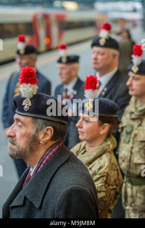 Kings Cross, Großbritannien. 27 Mär, 2018. Veteranen und Soldaten nahmen an der Zeremonie - "Die Füsiliere" trainieren. Royal Regiment von Füsilieren ist mit der Benennung eines Virgin Trains Class 91 Lokomotive seines 50-jährigen Jubiläums geehrt. Vertreter aus der ersten und der fünften Füsiliere einer Ehrenwache mit Oberst des Regiments, Major General Paul Nanson CBE, die offiziell den Zug zusammen mit David Horne, Geschäftsführer Virgin Trains' für die East Coast Route genannt. Credit: Guy Bell/Alamy leben Nachrichten Stockfoto