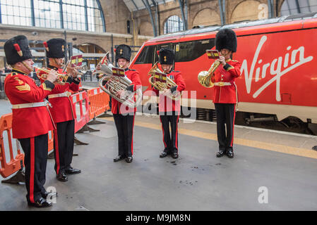 Kings Cross, Großbritannien. 27 Mär, 2018. Ein kgv Teil der regimental Band unterhält, bevor die Benennung - "Die Füsiliere" trainieren. Royal Regiment von Füsilieren ist mit der Benennung eines Virgin Trains Class 91 Lokomotive seines 50-jährigen Jubiläums geehrt. Vertreter aus der ersten und der fünften Füsiliere einer Ehrenwache mit Oberst des Regiments, Major General Paul Nanson CBE, die offiziell den Zug zusammen mit David Horne, Geschäftsführer Virgin Trains' für die East Coast Route genannt. Credit: Guy Bell/Alamy leben Nachrichten Stockfoto