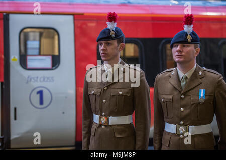 Kings Cross, Großbritannien. 27 Mär, 2018. Mit Soldaten grüße die Ankunft des Zuges - "Die Füsiliere" trainieren. Royal Regiment von Füsilieren ist mit der Benennung eines Virgin Trains Class 91 Lokomotive seines 50-jährigen Jubiläums geehrt. Vertreter aus der ersten und der fünften Füsiliere einer Ehrenwache mit Oberst des Regiments, Major General Paul Nanson CBE, die offiziell den Zug zusammen mit David Horne, Geschäftsführer Virgin Trains' für die East Coast Route genannt. Credit: Guy Bell/Alamy leben Nachrichten Stockfoto