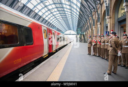 Kings Cross, London, UK. 27. März 2018. Die königliche Regiment von Füsilieren ist mit der Benennung eines Virgin Trains Class 91 Lokomotive seines 50-jährigen Jubiläums geehrt. Die besonderen Tauffest und Enthüllung der "Die Füsiliere 'Zug fand am Dienstag den 27. März 2018 in London Kings Cross. Vertreter aus dem 1. und dem 5. Füsiliere bieten eine Ehrenwache mit Oberst des Regiments, Major General Paul Nanson CBE, die offiziell den Zug zusammen mit David Horne, Geschäftsführer Virgin Trains' für die East Coast Route genannt. Credit: Malcolm Park/Alamy leben Nachrichten Stockfoto