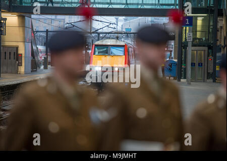 Kings Cross, London, UK. 27. März 2018. Die königliche Regiment von Füsilieren ist mit der Benennung eines Virgin Trains Class 91 Lokomotive seines 50-jährigen Jubiläums geehrt. Die besonderen Tauffest und Enthüllung der "Die Füsiliere 'Zug fand am Dienstag den 27. März 2018 in London Kings Cross. Vertreter aus dem 1. und dem 5. Füsiliere bieten eine Ehrenwache mit Oberst des Regiments, Major General Paul Nanson CBE, die offiziell den Zug zusammen mit David Horne, Geschäftsführer Virgin Trains' für die East Coast Route genannt. Credit: Malcolm Park/Alamy leben Nachrichten Stockfoto