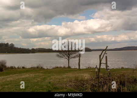 Rutland Water, Oakham. 26 Mär, 2018. Langen sonnigen Tag auf der Reserve mit blauen Himmel für Besucher der Lynton center und Naturschutzgebiet, Besucher genießen Sie Live Cam der Fischadler nach ihrer Rückkehr aus dem Winterquartier in Afrika. Clifford Norton Alamy Leben Nachrichten. Credit: Clifford Norton/Alamy leben Nachrichten Stockfoto