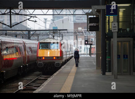 Kings Cross, London, UK. 27. März 2018. Die königliche Regiment von Füsilieren ist mit der Benennung eines Virgin Trains Class 91 Lokomotive seines 50-jährigen Jubiläums geehrt. Die besonderen Tauffest und Enthüllung der "Die Füsiliere 'Zug fand am Dienstag den 27. März 2018 in London Kings Cross. Vertreter aus dem 1. und dem 5. Füsiliere bieten eine Ehrenwache mit Oberst des Regiments, Major General Paul Nanson CBE, die offiziell den Zug zusammen mit David Horne, Geschäftsführer Virgin Trains' für die East Coast Route genannt. Credit: Malcolm Park/Alamy leben Nachrichten Stockfoto