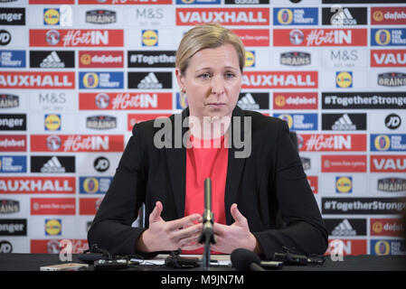 Cardiff City Stadium, Cardiff, Wales. 27. März 2018. Jayne Ludlow hat Ihren Kader für die kommende Frauen Fußball-Länderspiel gegen England bei Southampton Credit: Andrew Dowling/einflussreiche Fotografie/Alamy leben Nachrichten Stockfoto