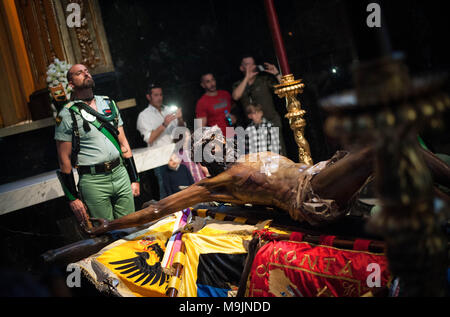 Malaga, Spanien. 27 Mär, 2018. Spanischen Legionäre die Teilnahme an einer Zeremonie in der Umgebung des Christi der Mena (Cristo de Mena) in einer Kirche als Teil der Heiligen Woche, während die Leute zu beobachten. Während der Karwoche, spanischen Legionäre über dem Land nehmen Sie teil an einem religiösen Ritual mit einer Statue des Christus von Mena seinen Tod zu ehren. Credit: Jesus Merida/SOPA Images/ZUMA Draht/Alamy leben Nachrichten Stockfoto