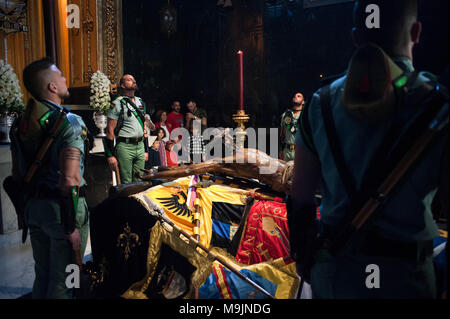 Malaga, Spanien. 27 Mär, 2018. Spanischen Legionäre die Teilnahme an einer Zeremonie in der Umgebung des Christi der Mena (Cristo de Mena) in einer Kirche als Teil der Heiligen Woche. Während der Karwoche, spanischen Legionäre über dem Land nehmen Sie teil an einem religiösen Ritual mit einer Statue des Christus von Mena seinen Tod zu ehren. Credit: Jesus Merida/SOPA Images/ZUMA Draht/Alamy leben Nachrichten Stockfoto