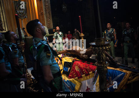 Malaga, Spanien. 27 Mär, 2018. Spanischen Legionäre die Teilnahme an einer Zeremonie in der Umgebung des Christi der Mena (Cristo de Mena) in einer Kirche als Teil der Heiligen Woche. Während der Karwoche, spanischen Legionäre über dem Land nehmen Sie teil an einem religiösen Ritual mit einer Statue des Christus von Mena seinen Tod zu ehren. Credit: Jesus Merida/SOPA Images/ZUMA Draht/Alamy leben Nachrichten Stockfoto