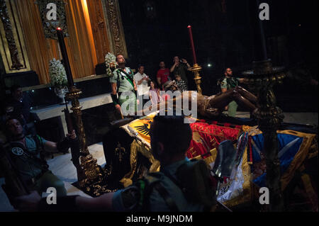 Malaga, Spanien. 27 Mär, 2018. Spanischen Legionäre die Teilnahme an einer Zeremonie in der Umgebung des Christi der Mena (Cristo de Mena) in einer Kirche als Teil der Heiligen Woche. Während der Karwoche, spanischen Legionäre über dem Land nehmen Sie teil an einem religiösen Ritual mit einer Statue des Christus von Mena seinen Tod zu ehren. Credit: Jesus Merida/SOPA Images/ZUMA Draht/Alamy leben Nachrichten Stockfoto