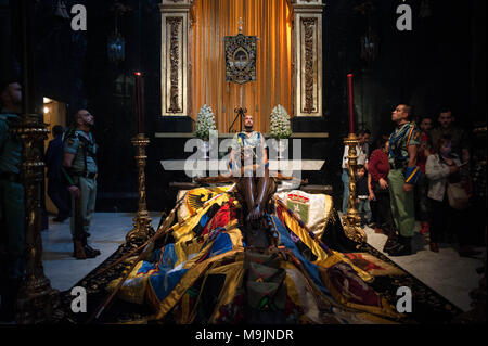 Malaga, Spanien. 27 Mär, 2018. Spanischen Legionäre die Teilnahme an einer Zeremonie in der Umgebung des Christi der Mena (Cristo de Mena) in einer Kirche als Teil der Heiligen Woche. Während der Karwoche, spanischen Legionäre über dem Land nehmen Sie teil an einem religiösen Ritual mit einer Statue des Christus von Mena seinen Tod zu ehren. Credit: Jesus Merida/SOPA Images/ZUMA Draht/Alamy leben Nachrichten Stockfoto