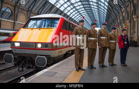 Kings Cross, London, UK. 27. März 2018. Die königliche Regiment von Füsilieren ist mit der Benennung eines Virgin Trains Class 91 Lokomotive seines 50-jährigen Jubiläums geehrt. Die besonderen Tauffest und Enthüllung der "Die Füsiliere 'Zug nahm um 08.30 bin am Dienstag, 27. März 2018 in London Kings Cross. Credit: Malcolm Park/Alamy Leben Nachrichten. Stockfoto