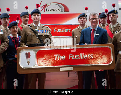 Kings Cross, London, UK. 27. März 2018. Die königliche Regiment von Füsilieren ist mit der Benennung eines Virgin Trains Class 91 Lokomotive seines 50-jährigen Jubiläums geehrt. Die besonderen Tauffest und Enthüllung der "Die Füsiliere 'Zug nahm um 08.30 bin am Dienstag, 27. März 2018 in London Kings Cross. Credit: Malcolm Park/Alamy Leben Nachrichten. Stockfoto