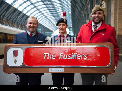 Kings Cross, London, UK. 27. März 2018. Die königliche Regiment von Füsilieren ist mit der Benennung eines Virgin Trains Class 91 Lokomotive seines 50-jährigen Jubiläums geehrt. Die besonderen Tauffest und Enthüllung der "Die Füsiliere 'Zug nahm um 08.30 bin am Dienstag, 27. März 2018 in London Kings Cross. Credit: Malcolm Park/Alamy Leben Nachrichten. Stockfoto