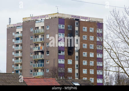Leeds, Großbritannien. 27 März 2018, Leeds, Großbritannien. Feuerwehrmänner und Forscher auf die Szene an Pappel Court 2 Tower Block in der Gegend von Leeds Bramley, wo ein Mann, Frau und Kind ins Krankenhaus nach einem Brand in einer Wohnung im 8. Stock heute früh genommen wurden. Credit: James Copeland/Alamy leben Nachrichten Stockfoto