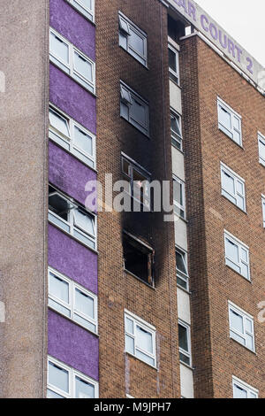 Leeds, Großbritannien. 27 März 2018, Leeds, Großbritannien. Feuerwehrmänner und Forscher auf die Szene an Pappel Court 2 Tower Block in der Gegend von Leeds Bramley, wo ein Mann, Frau und Kind ins Krankenhaus nach einem Brand in einer Wohnung im 8. Stock heute früh genommen wurden. Credit: James Copeland/Alamy leben Nachrichten Stockfoto