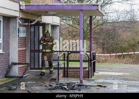 Leeds, Großbritannien. 27 März 2018, Leeds â € "UK. Feuerwehrmänner und Forscher auf die Szene an Pappel Court 2 Tower Block in der Gegend von Leeds Bramley, wo ein Mann, Frau und Kind ins Krankenhaus nach einem Brand in einer Wohnung im 8. Stock heute früh genommen wurden. Credit: James Copeland/Alamy leben Nachrichten Stockfoto