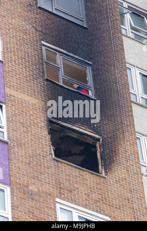 Leeds, Großbritannien. 27 März 2018, Leeds â € "UK. Feuerwehrmänner und Forscher auf die Szene an Pappel Court 2 Tower Block in der Gegend von Leeds Bramley, wo ein Mann, Frau und Kind ins Krankenhaus nach einem Brand in einer Wohnung im 8. Stock heute früh genommen wurden. Credit: James Copeland/Alamy leben Nachrichten Stockfoto