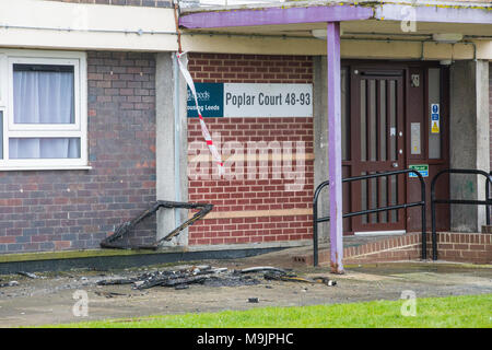 Leeds, Großbritannien. 27 März 2018, Leeds, Großbritannien. Feuerwehrmänner und Forscher auf die Szene an Pappel Court 2 Tower Block in der Gegend von Leeds Bramley, wo ein Mann, Frau und Kind ins Krankenhaus nach einem Brand in einer Wohnung im 8. Stock heute früh genommen wurden. Credit: James Copeland/Alamy leben Nachrichten Stockfoto
