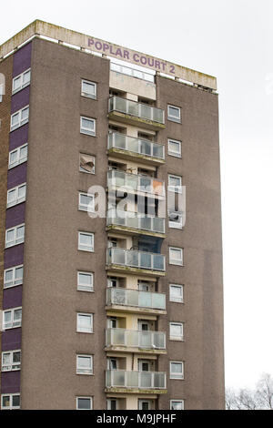 Leeds, Großbritannien. 27 März 2018, Leeds, Großbritannien. Feuerwehrmänner und Forscher auf die Szene an Pappel Court 2 Tower Block in der Gegend von Leeds Bramley, wo ein Mann, Frau und Kind ins Krankenhaus nach einem Brand in einer Wohnung im 8. Stock heute früh genommen wurden. Credit: James Copeland/Alamy leben Nachrichten Stockfoto