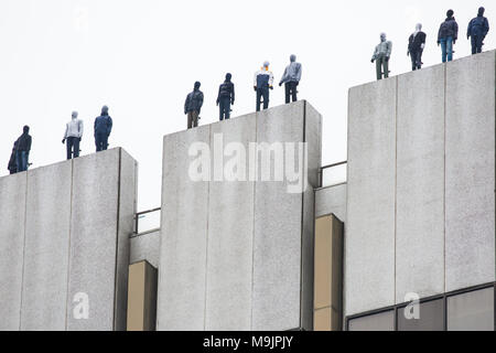 London, Großbritannien. 27. März, 2018. 84 lebensgroße Skulpturen von Mark Jenkins haben auf der Oberseite des ITV Television Centre Gebäude wurden im Rahmen des Projekts 84 positioniert, um von der Liebe ruhig (Kampagne gegen kläglich Leben) die 84 Männer, die ihr Leben selbst in Großbritannien jede Woche nehmen und so das Bewusstsein der männlichen Selbstmord zu erheben und zu repräsentieren. Männliche Selbstmord ist das größte Mörder der Männer unter 45 Jahren in Großbritannien. Credit: Mark Kerrison/Alamy leben Nachrichten Stockfoto