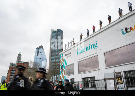 London, Großbritannien. 27. März, 2018. 84 lebensgroße Skulpturen von Mark Jenkins haben auf der Oberseite des ITV Television Centre Gebäude wurden im Rahmen des Projekts 84 positioniert, um von der Liebe ruhig (Kampagne gegen kläglich Leben) die 84 Männer, die ihr Leben selbst in Großbritannien jede Woche nehmen und so das Bewusstsein der männlichen Selbstmord zu erheben und zu repräsentieren. Männliche Selbstmord ist das größte Mörder der Männer unter 45 Jahren in Großbritannien. Credit: Mark Kerrison/Alamy leben Nachrichten Stockfoto