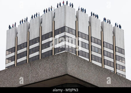 London, Großbritannien. 27. März, 2018. 84 lebensgroße Skulpturen von Mark Jenkins haben auf der Oberseite des ITV Television Centre Gebäude wurden im Rahmen des Projekts 84 positioniert, um von der Liebe ruhig (Kampagne gegen kläglich Leben) die 84 Männer, die ihr Leben selbst in Großbritannien jede Woche nehmen und so das Bewusstsein der männlichen Selbstmord zu erheben und zu repräsentieren. Männliche Selbstmord ist das größte Mörder der Männer unter 45 Jahren in Großbritannien. Credit: Mark Kerrison/Alamy leben Nachrichten Stockfoto