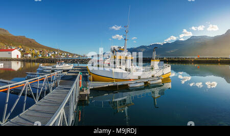 Fischerboote angedockt, Fáskrúdsfjördur, Ost Island Stockfoto