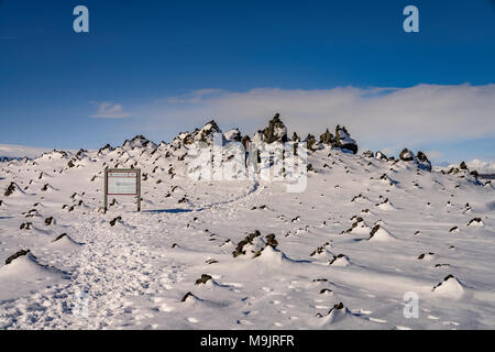 Lavasteine - Winter am Laufskalavarda, Island. Die Menschen oft Stop lava Steine zu stapeln Sie viel Glück auf Ihrer Reise zu bringen. Stockfoto