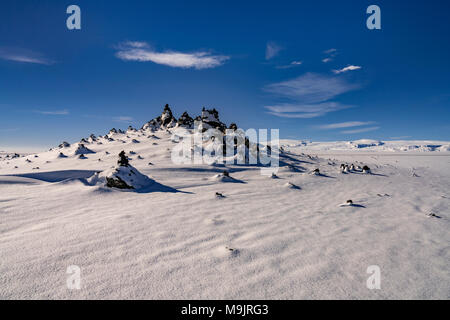 Lavasteine - Winter am Laufskalavarda, Island. Die Menschen oft Stop lava Steine zu stapeln Sie viel Glück auf Ihrer Reise zu bringen. Stockfoto