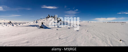 Lavasteine - Winter am Laufskalavarda, Island. Die Menschen oft Stop lava Steine zu stapeln Sie viel Glück auf Ihrer Reise zu bringen. Stockfoto