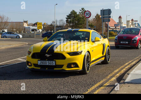 Yellow Ford Mustang 5.0 V8 GT bei der North-West Supercar Veranstaltung als Autos und Touristen in den Küstenort Southport ankommen. Supercars sind an der Strandpromenade von der Stange, während Liebhaber von Klassikern und Sportwagenfahrern einen Tag voller Autofahrer genießen. Stockfoto