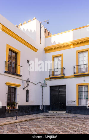 Die typischen weißen Häusern entlang der Patio de Banderas Plaza/Innenhof in der Altstadt von Sevilla, Andalusien, Spanien Stockfoto