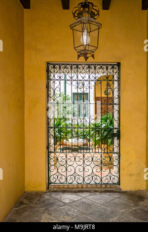 Blick in den Innenhof eines Wohnhauses in der Altstadt von der spanischen Stadt Sevilla, Andalusien, Spanien Stockfoto