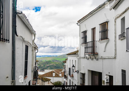 Häuser im malerischen Dorf von Zahara de la Sierra, Provinz Cadiz, die auch als die "Weiße Dörfer" in der Region Andalusien in Spanien bekannt Stockfoto