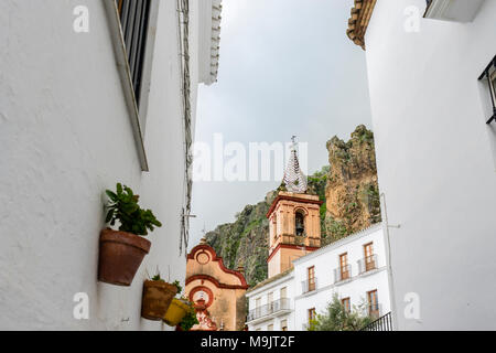 Iglesia de Santa María de La Mesa (Kirche), Zahara de la Sierra (Pueblos Blancos) in Andalusien, Spanien Stockfoto