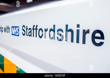 NHS Staffordshire signage auf Krankenwagen an der Königlichen Stoke Krankenhaus Stockfoto