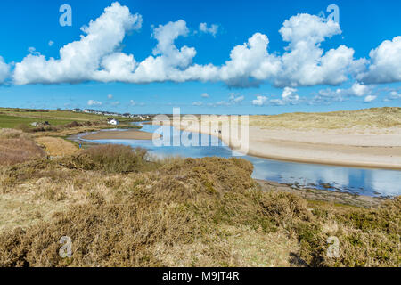 UK, Anglesey, Aberffraw. 25. März 2018. Blick entlang der Mündung an aberffraw. Stockfoto