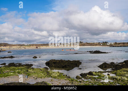 Borthwen Strand bei Flut mit kajakfahrer Kajakfahren im Meer Kajaks bei Flut. Rhoscolyn, Holy Island, Isle of Anglesey, North Wales, UK, Großbritannien Stockfoto