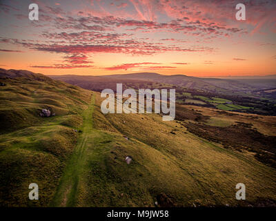 Luftaufnahme der Sonne über die Brecon Beacons Berge Stockfoto