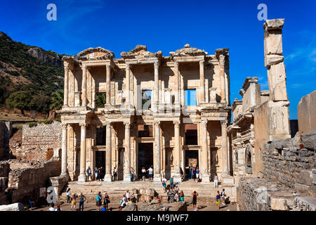 Alte Bibliothek des Kelsos Wände in Efes, Ort voller Touristen. Breite Frontansicht. EPHESUS, Türkei - 30. SEPTEMBER 2014 Stockfoto