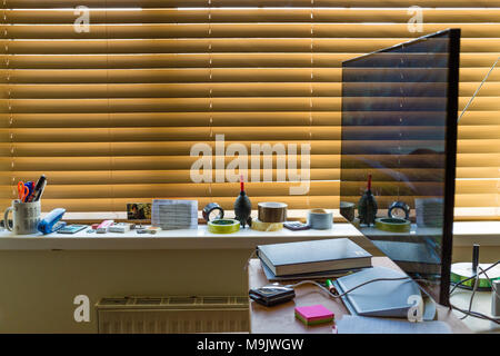 Fensterbänke und ventian blind im Home Office, Irland Stockfoto