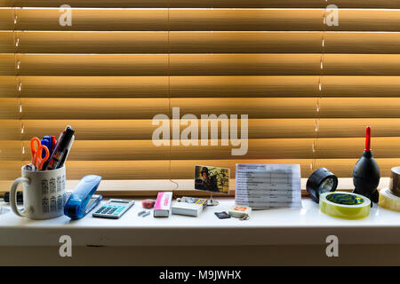 Fensterbänke und ventian blind im Home Office, Irland Stockfoto