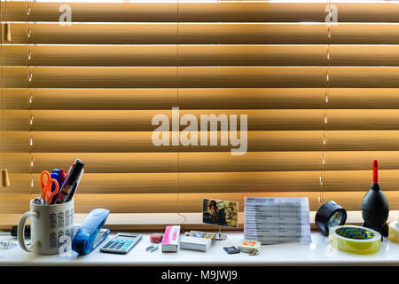 Fensterbänke und ventian blind im Home Office, Irland Stockfoto