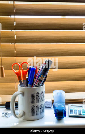 Fensterbänke und ventian blind im Home Office, Irland Stockfoto