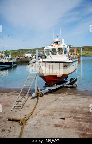 Fischerboot mit Leiter Zugriff auf Kai in Portmagee, County Kerry, Irland Stockfoto